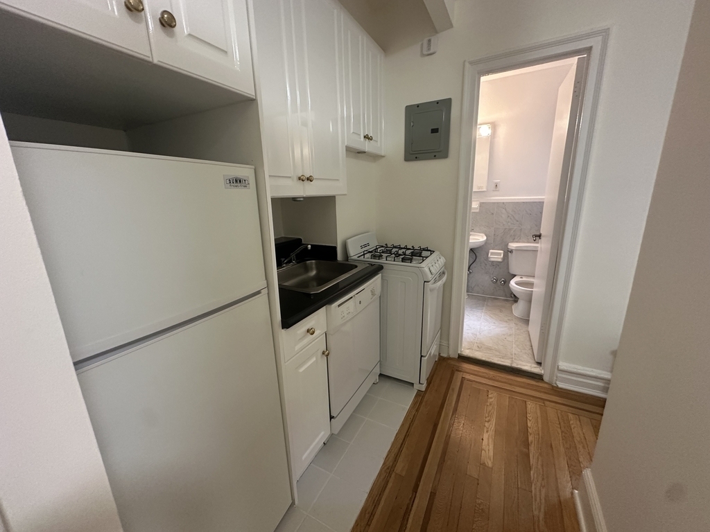 214 East 51st Street - Photo 4