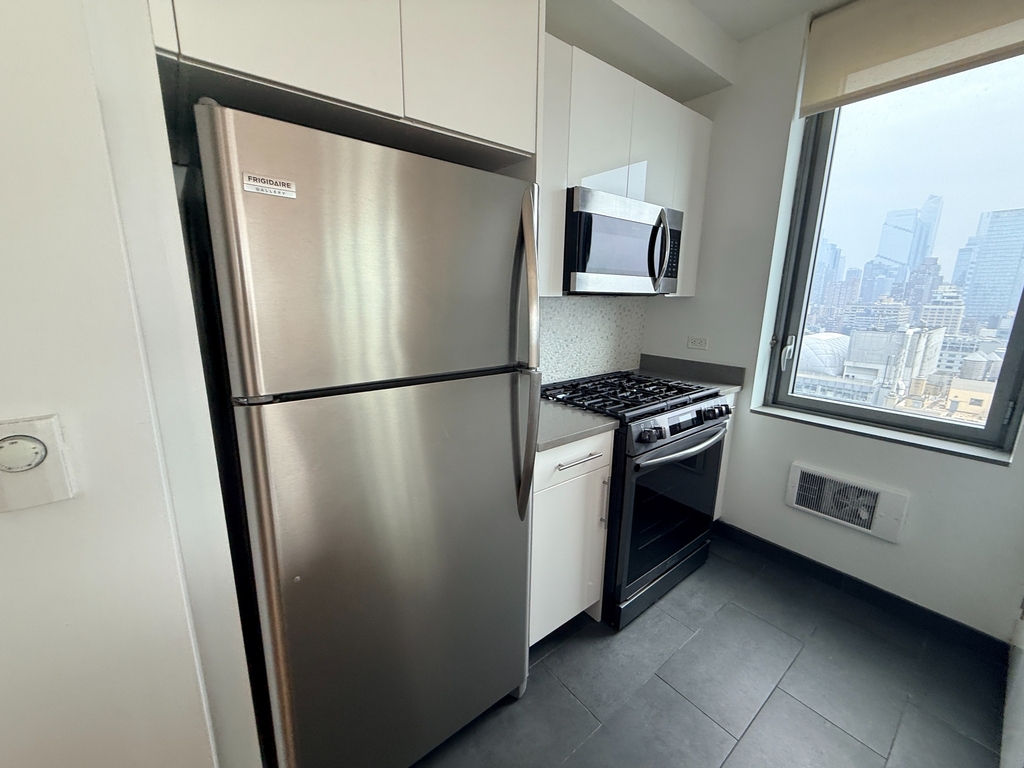 57th St & 11th Ave - Photo 4