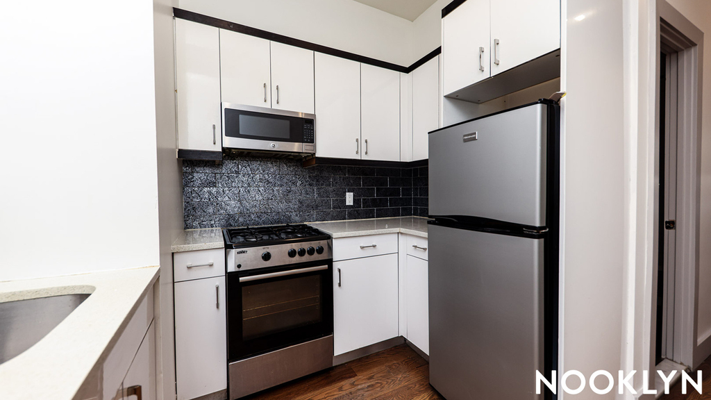 243 Harman St - Photo 3