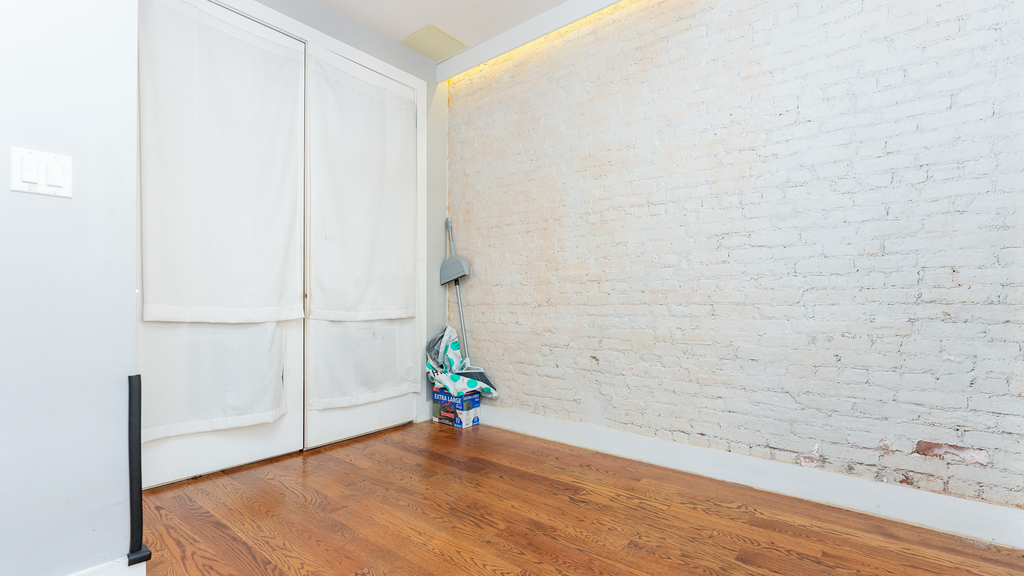 102 Rogers Ave - Photo 2