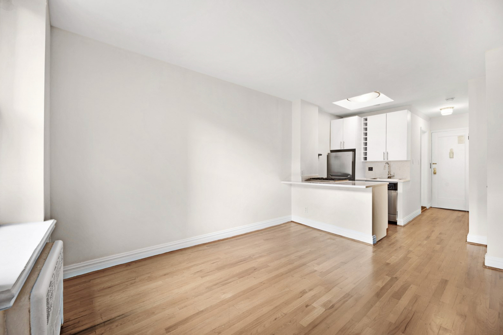 East 27th street - Photo 0