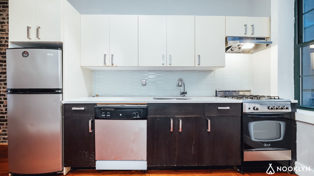 1013 Pacific St - Photo 4