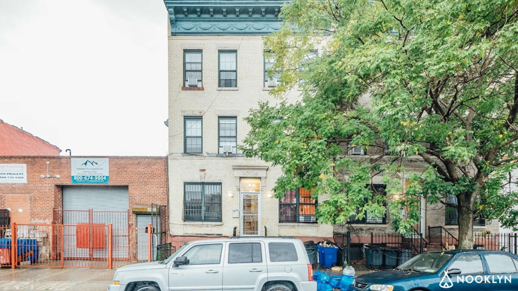 1013 Pacific St - Photo 2
