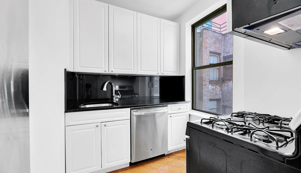 226 East 70th Street - Photo 5