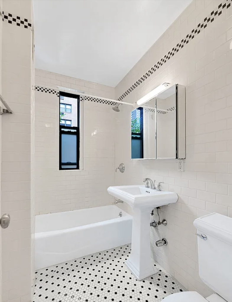 226 East 70th Street - Photo 6