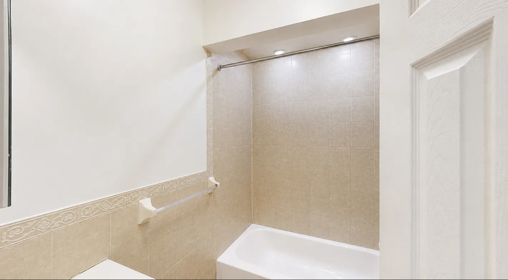 East 73rd Street - Photo 8