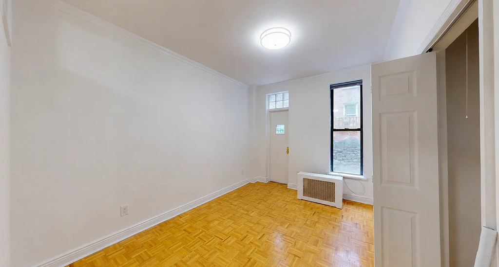 East 73rd Street - Photo 4