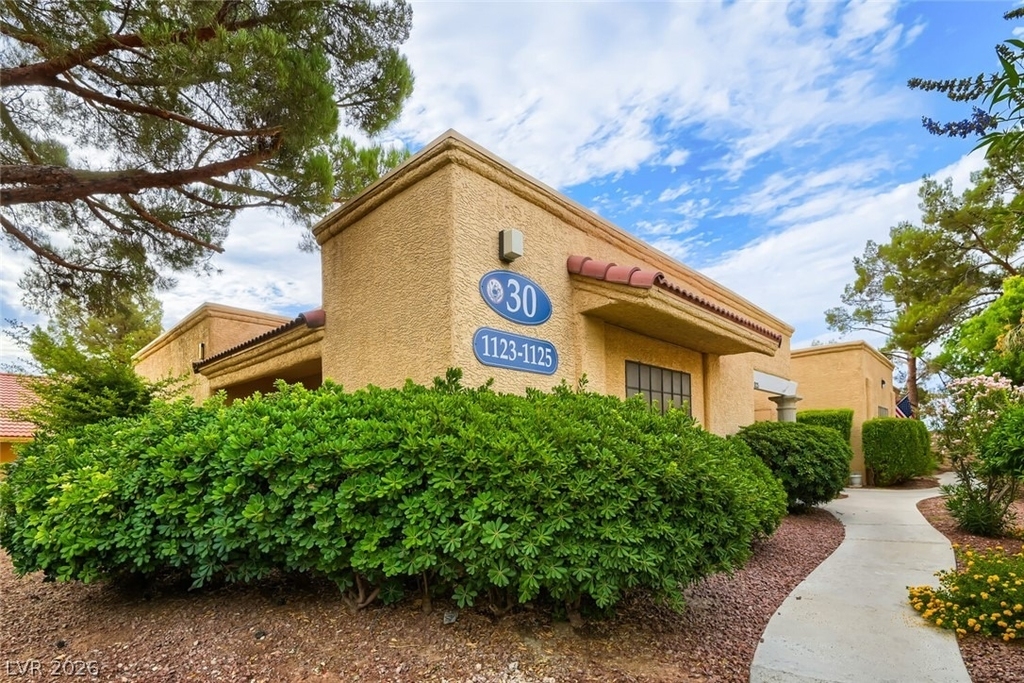 2851 S Valley View Boulevard - Photo 27