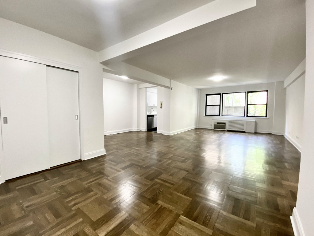 East 50th Street - Photo 0