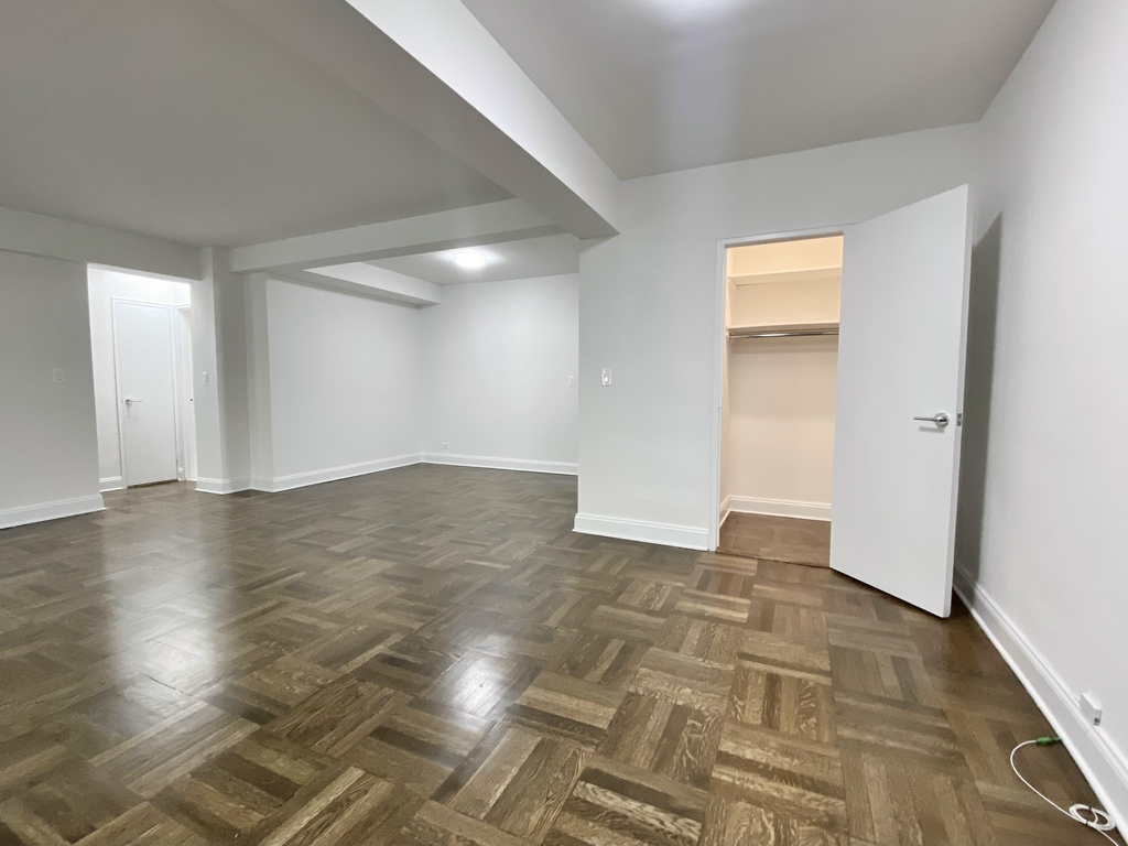 East 50th Street - Photo 3