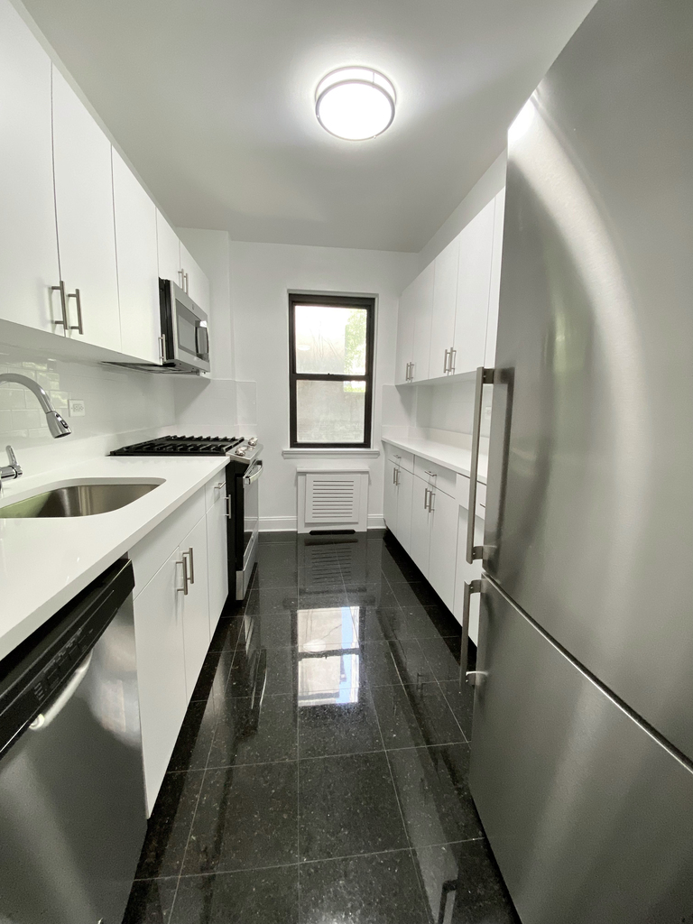 East 50th Street - Photo 2