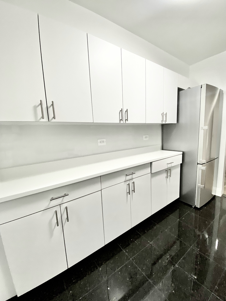East 50th Street - Photo 6