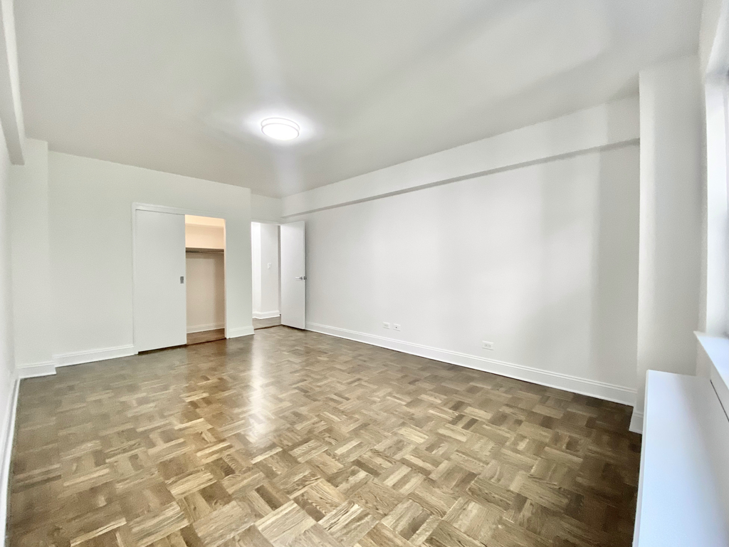 East 50th Street - Photo 9