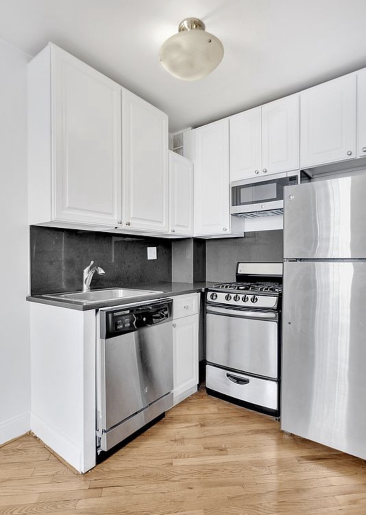876 Lexington Avenue - Photo 0