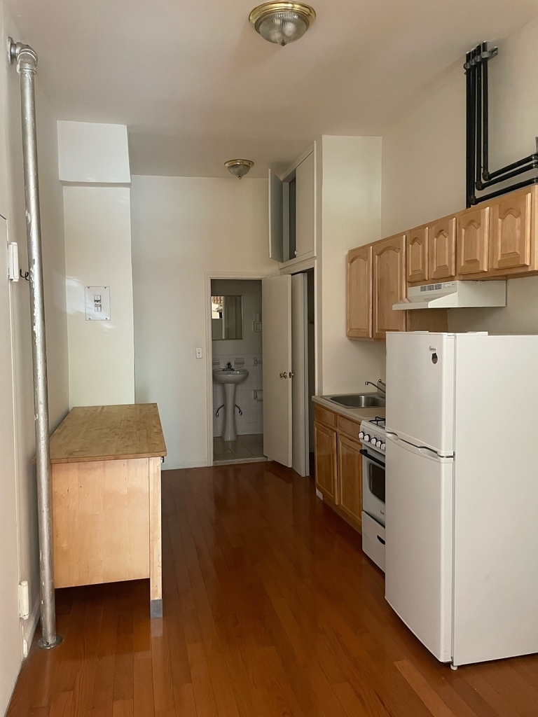 East 9th Street - Photo 2