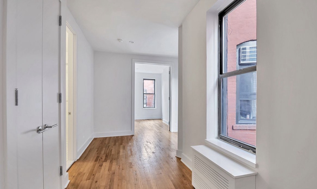358 West 45th Street - Photo 4