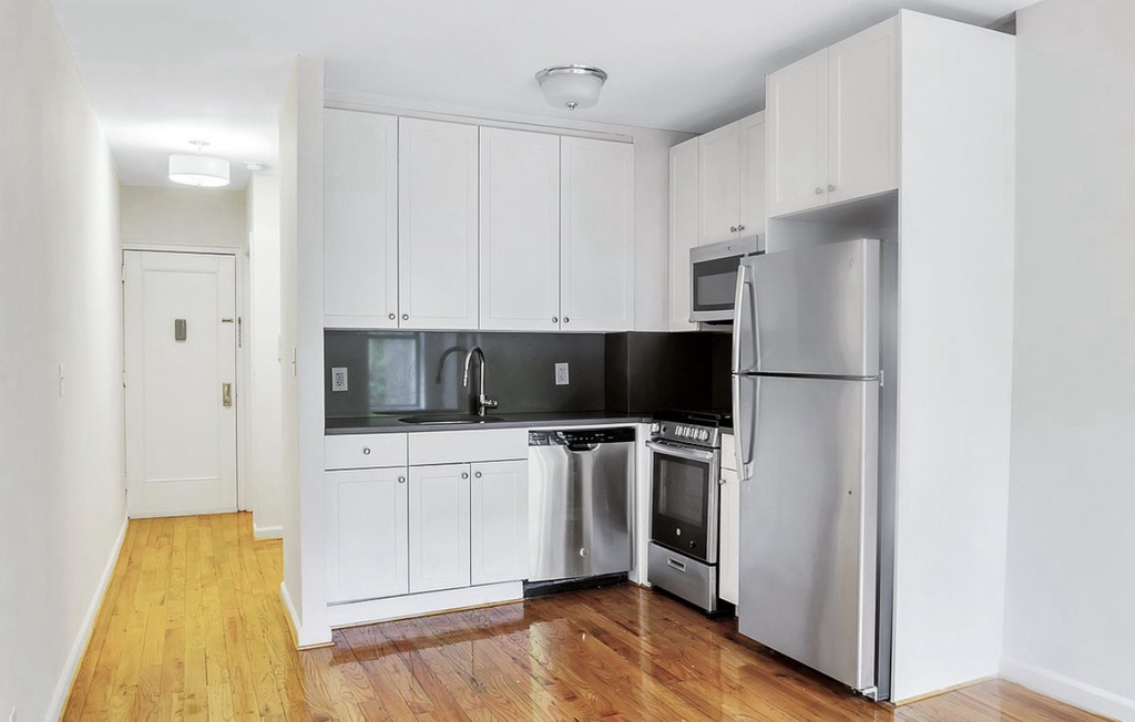 426 West 49th Street - Photo 2
