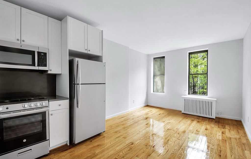 426 West 49th Street - Photo 1