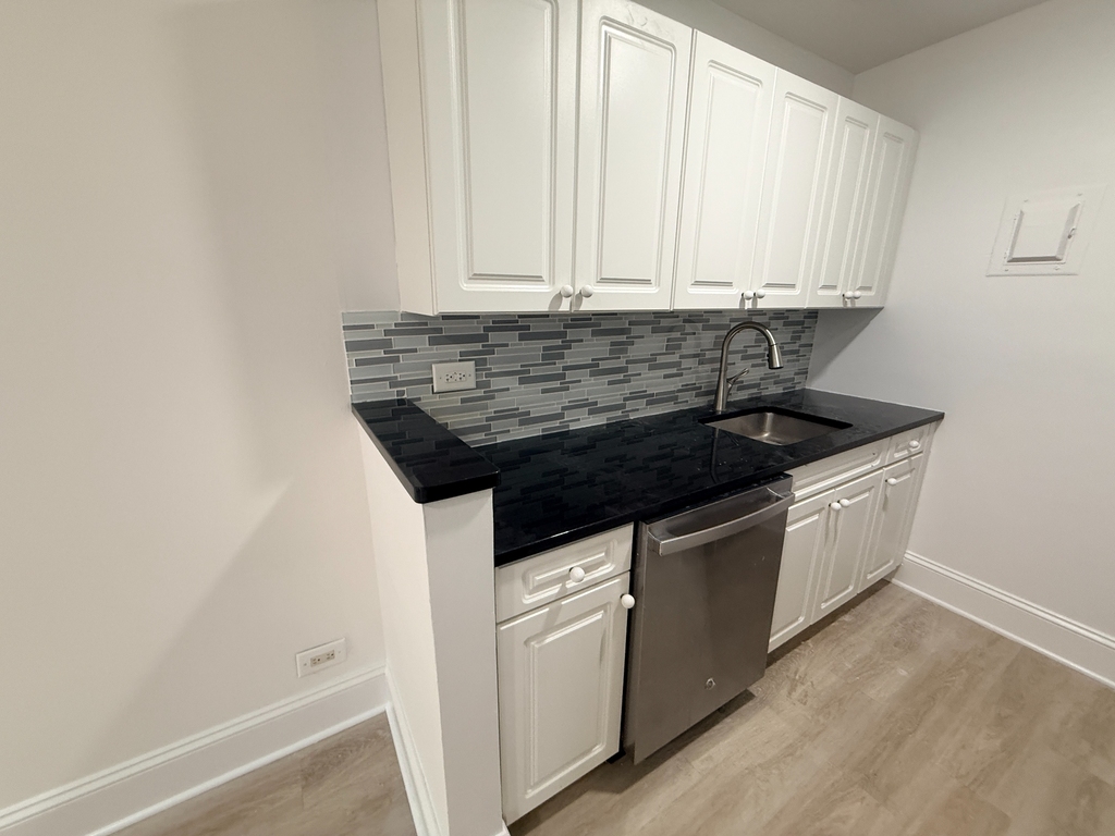 West 34th Street - Photo 7