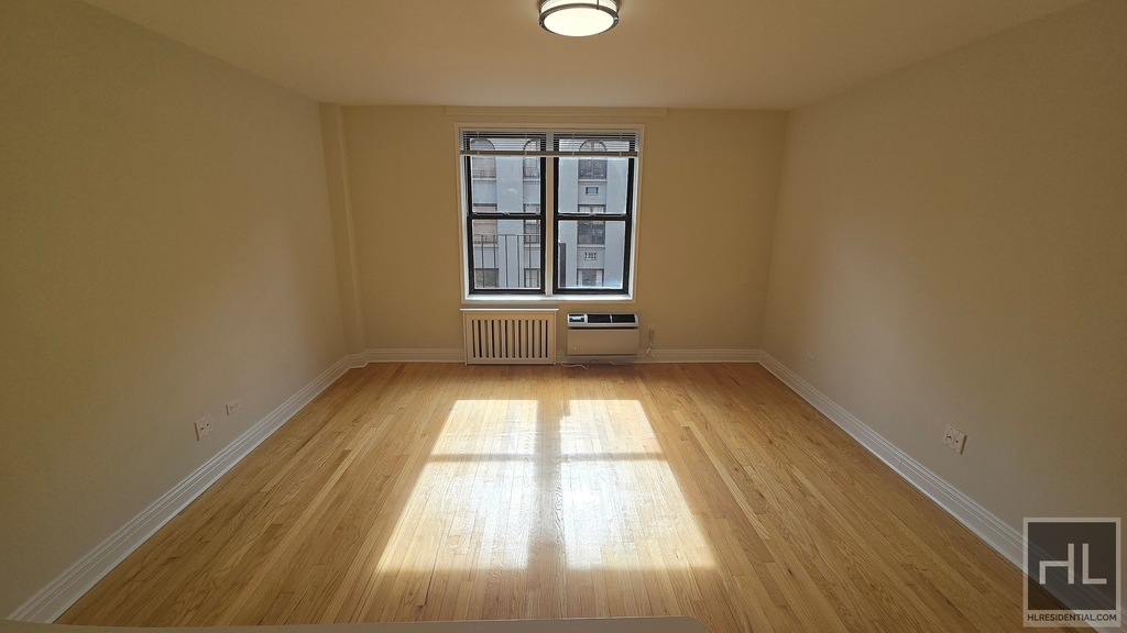 West 16 Street - Photo 3