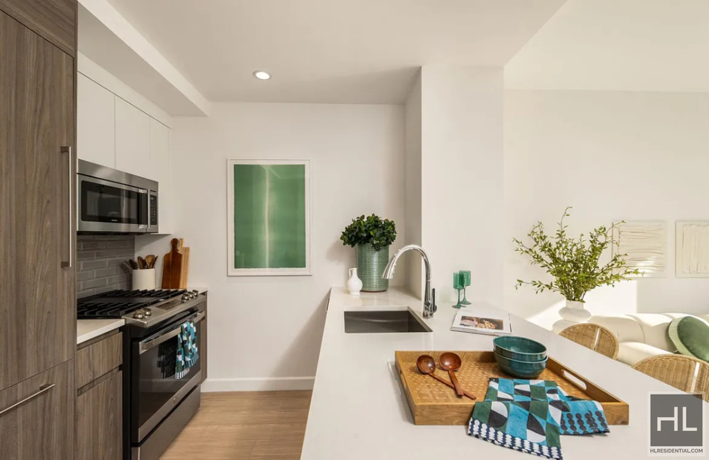 10th Avenue - Photo 4