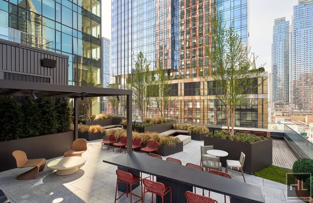 10th Avenue - Photo 7