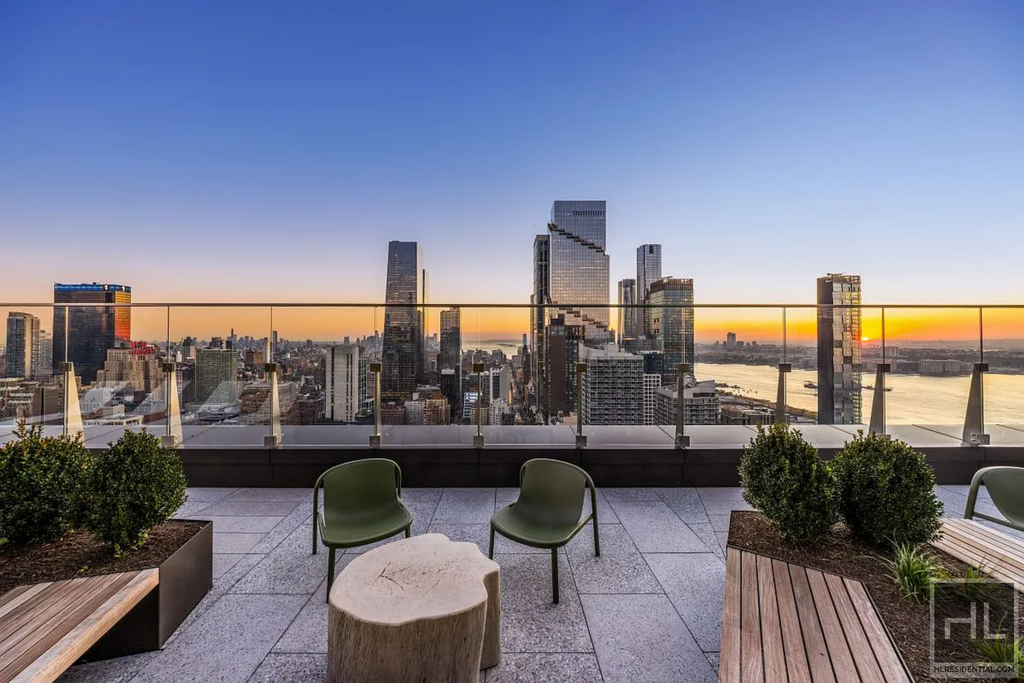 10th Avenue - Photo 6