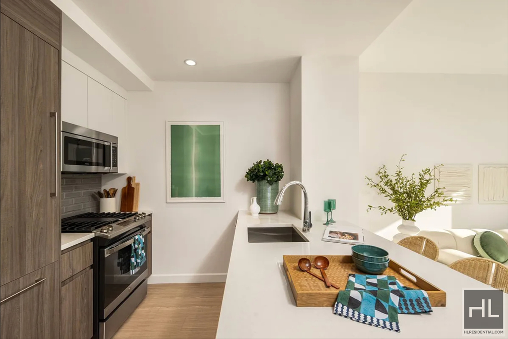 10th Avenue - Photo 1