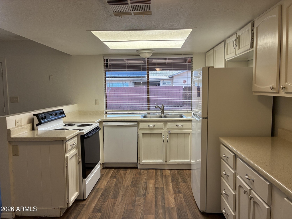 602 W Wickieup Lane - Photo 9