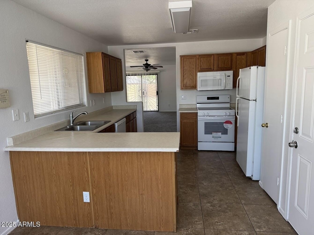 8144 W Watkins Street - Photo 3