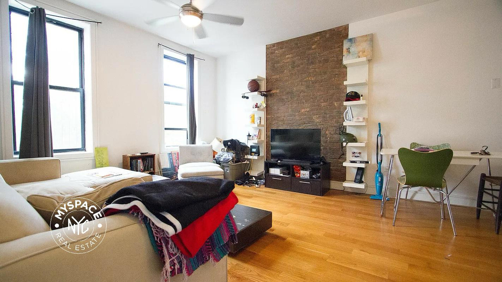 208 Evergreen Avenue - Photo 2