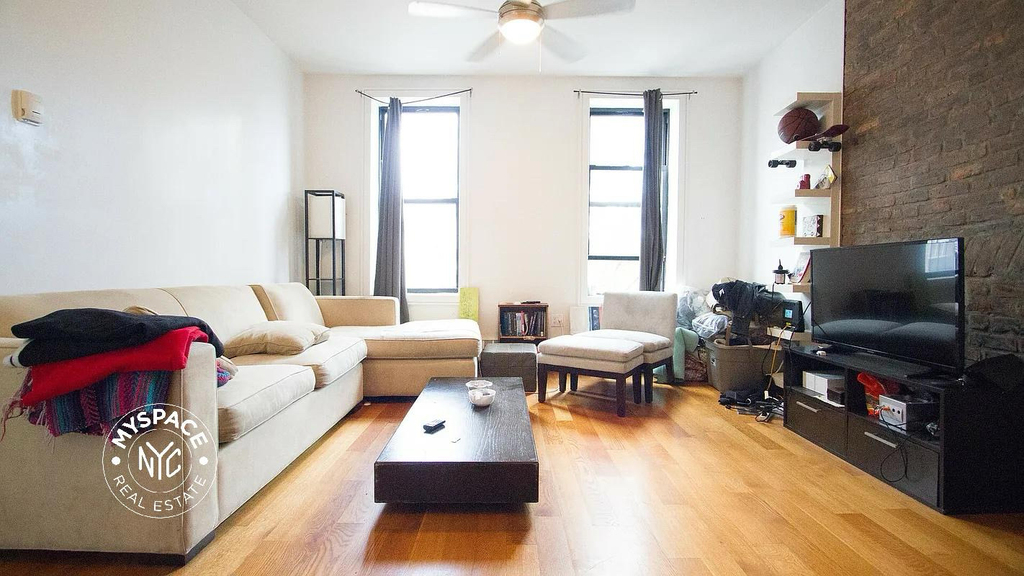 208 Evergreen Avenue - Photo 1