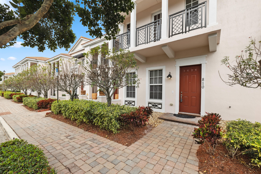 810 Nw 83rd Lane - Photo 0