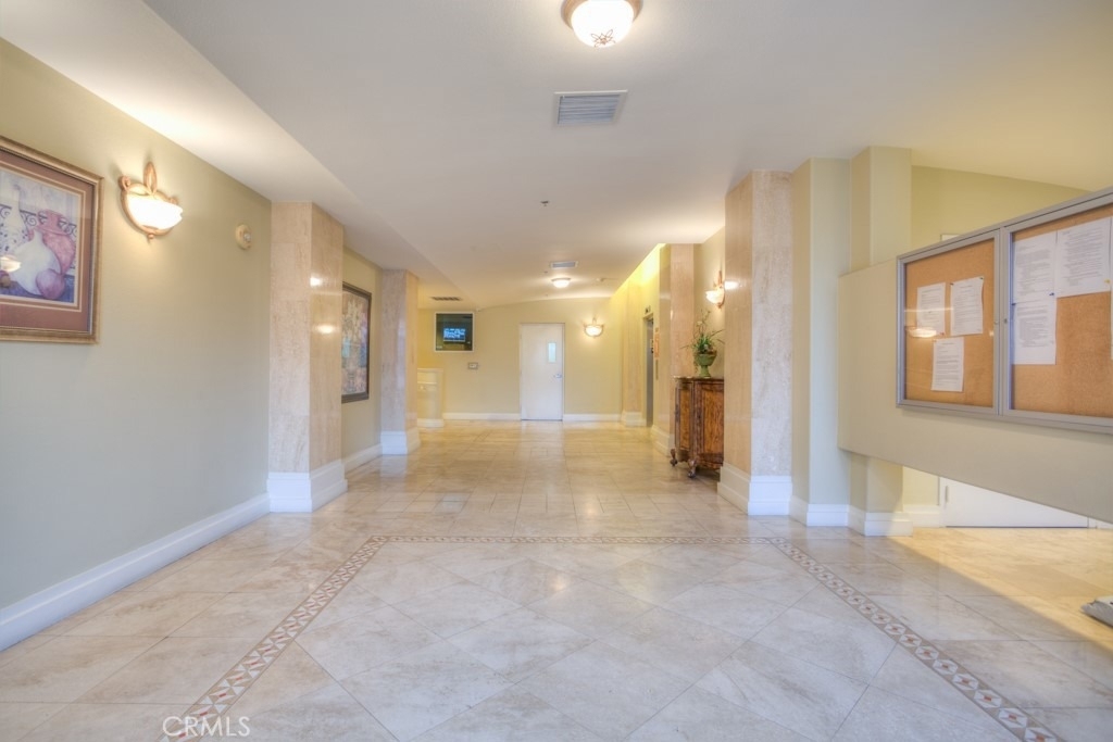 580 W Main - Photo 2