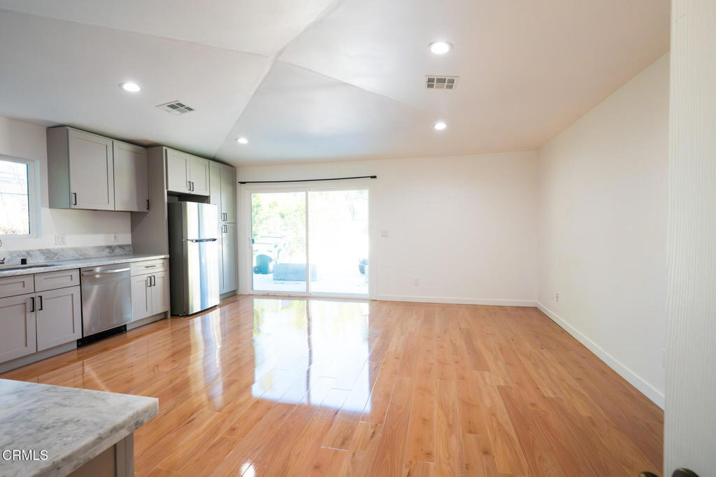 270 E Penn Street - Photo 5