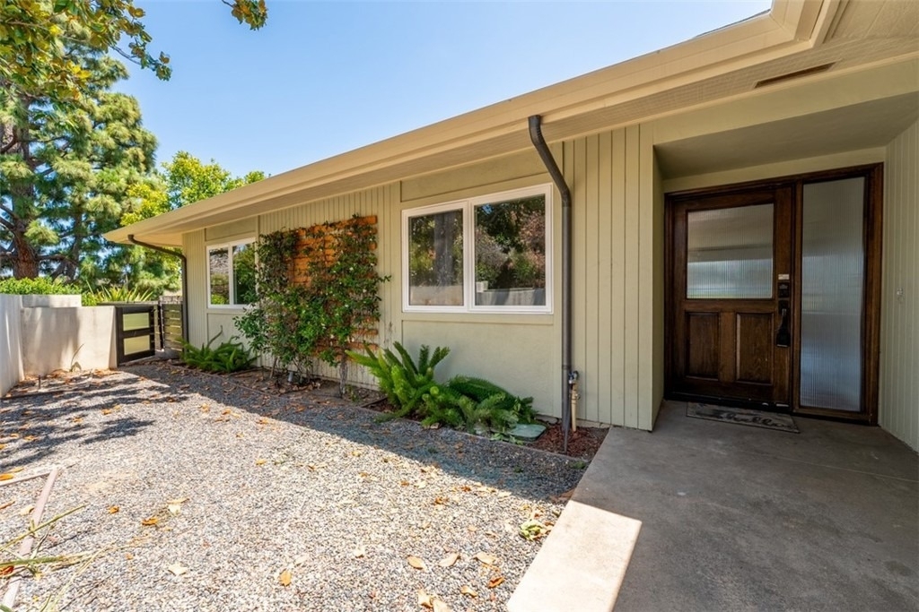 23932 Flores Avenue - Photo 6
