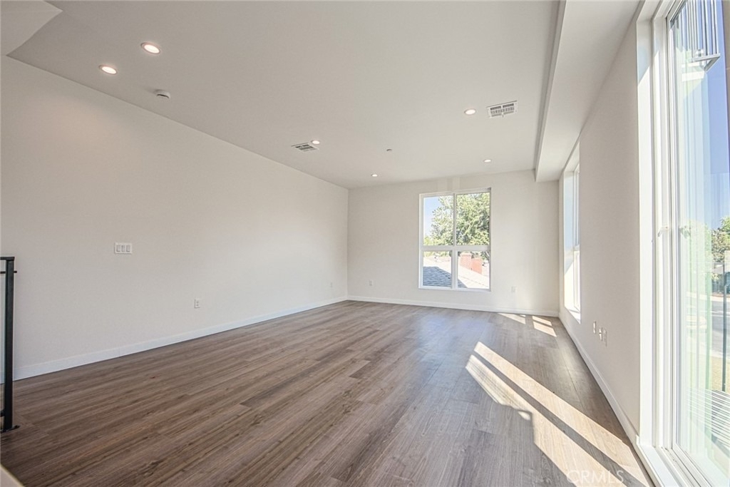 10719 Addison Street - Photo 28
