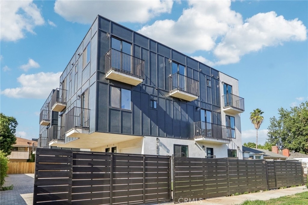 10719 Addison Street - Photo 16