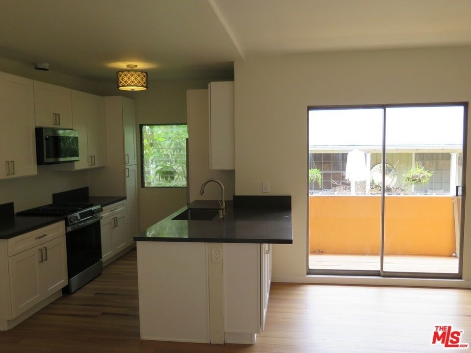 1022 N Croft Avenue - Photo 9