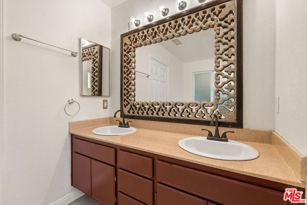 9155 Cedros Avenue - Photo 7