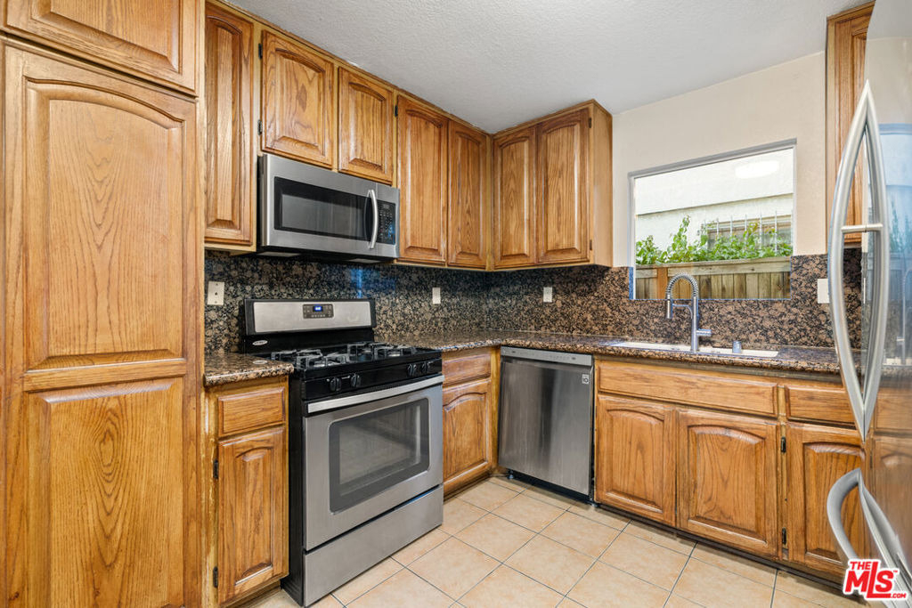 9155 Cedros Avenue - Photo 3