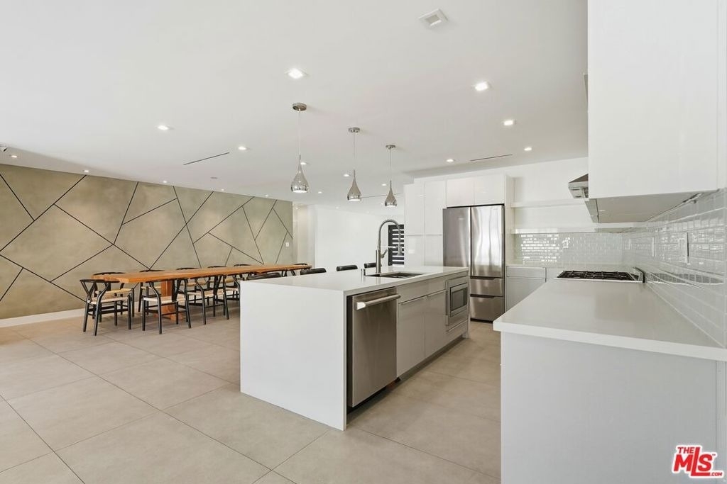 5735 Saloma Avenue - Photo 6