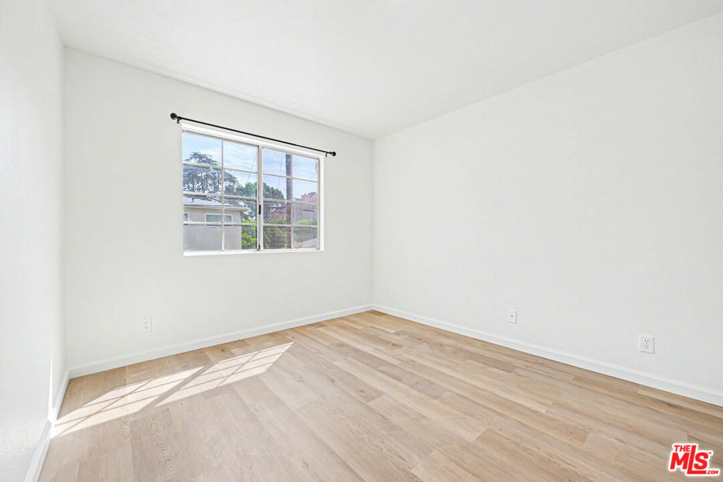 1820 S Barrington Avenue - Photo 8