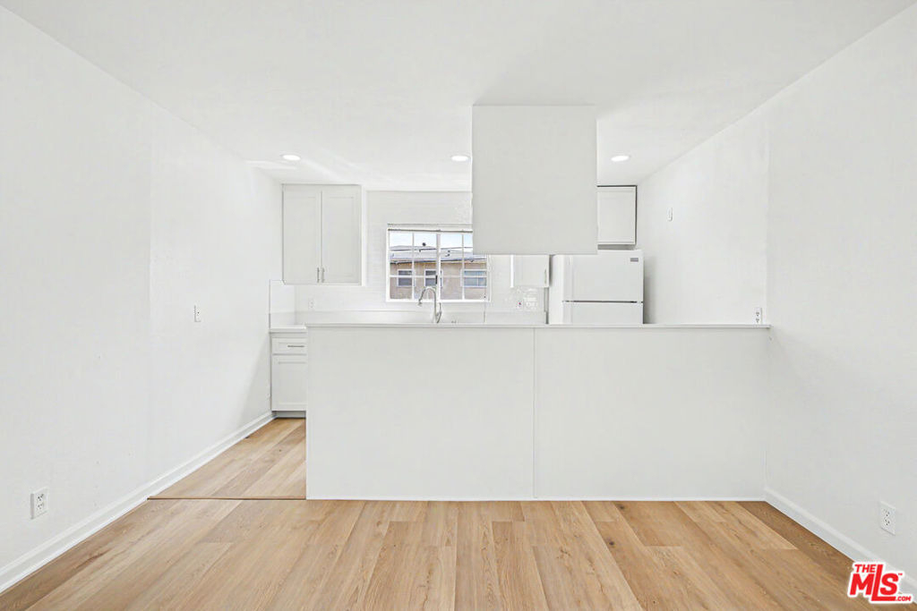 1820 S Barrington Avenue - Photo 4