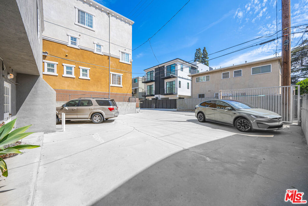 1820 S Barrington Avenue - Photo 17