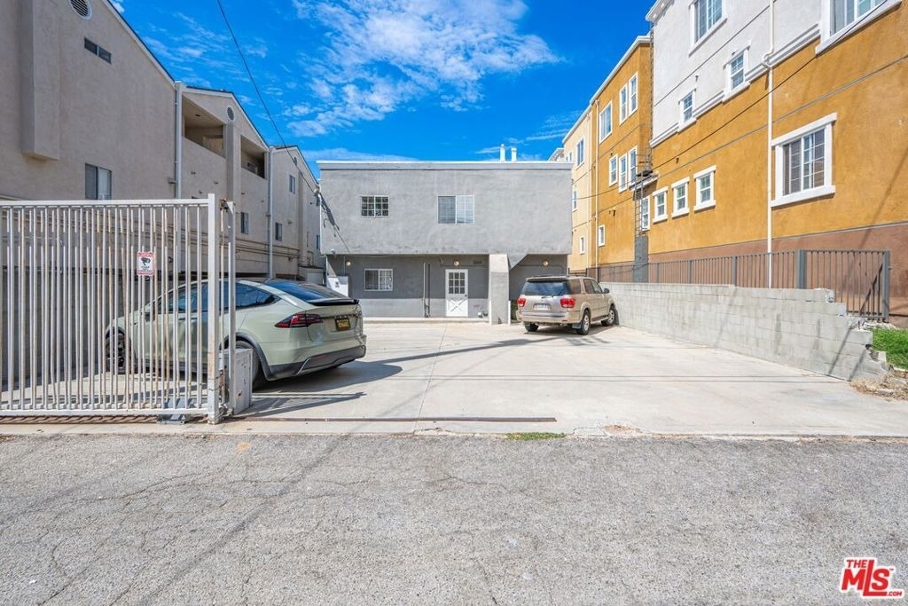 1820 S Barrington Avenue - Photo 18