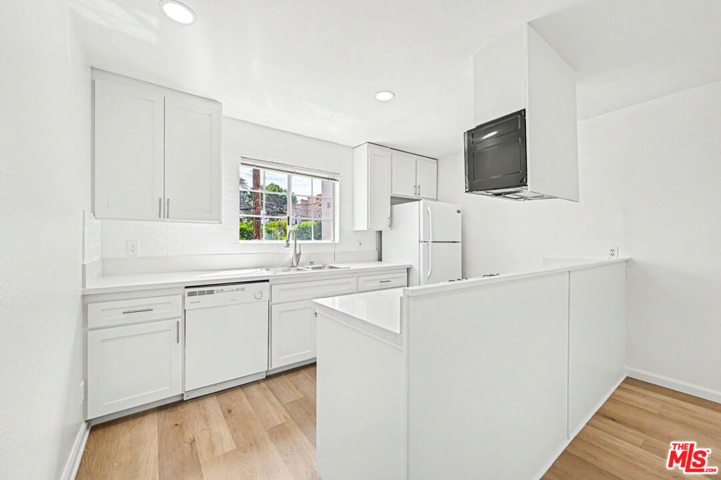 1820 S Barrington Avenue - Photo 5