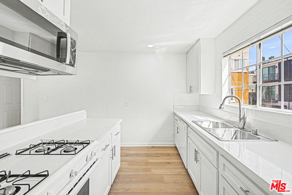 1820 S Barrington Avenue - Photo 6