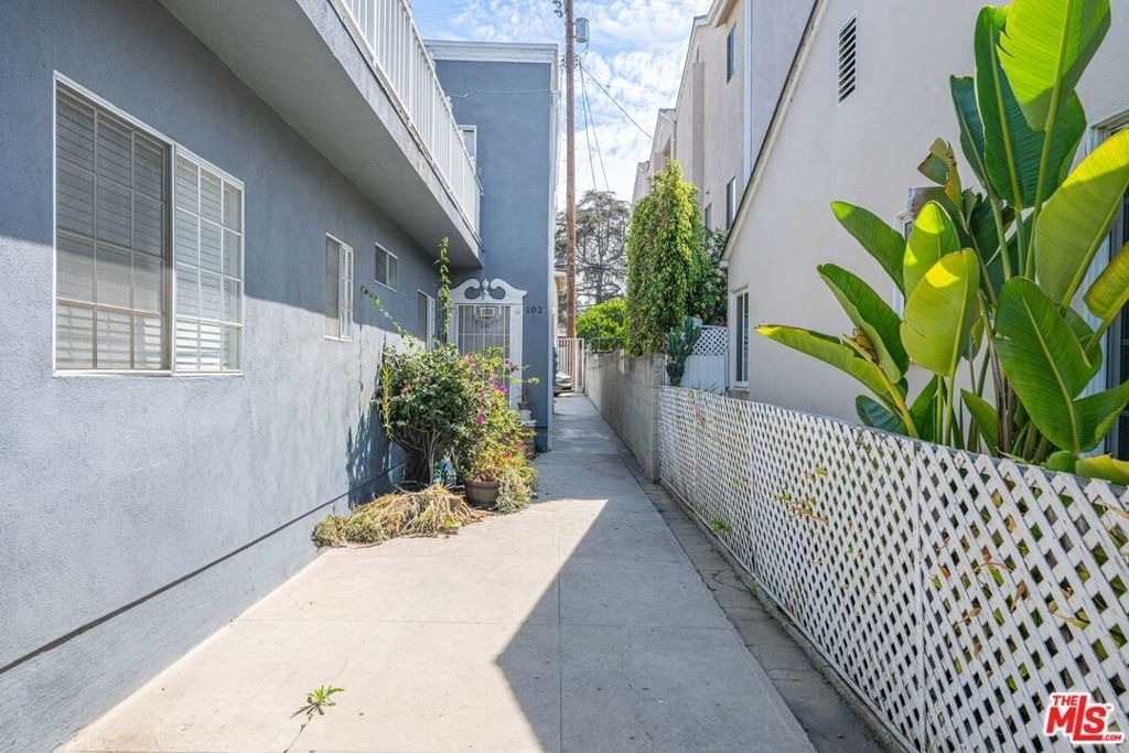 1820 S Barrington Avenue - Photo 16