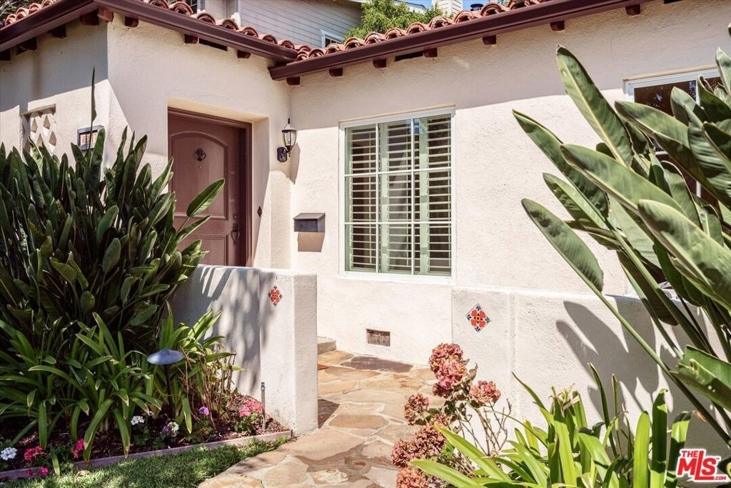 627 26th Street - Photo 1
